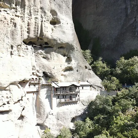 Tsikaris Boutique קאלאבאקה